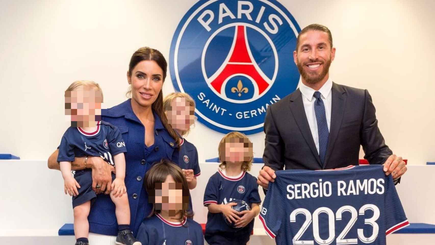 Pilar Rubio y Sergio Ramos junto a sus cuatro hijos en su primer día en París, el 8 de julio del año pasado.