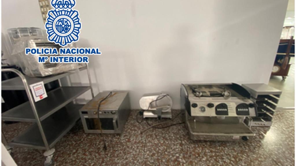 Foto de los efectos de hostelería recuperados por los agentes.