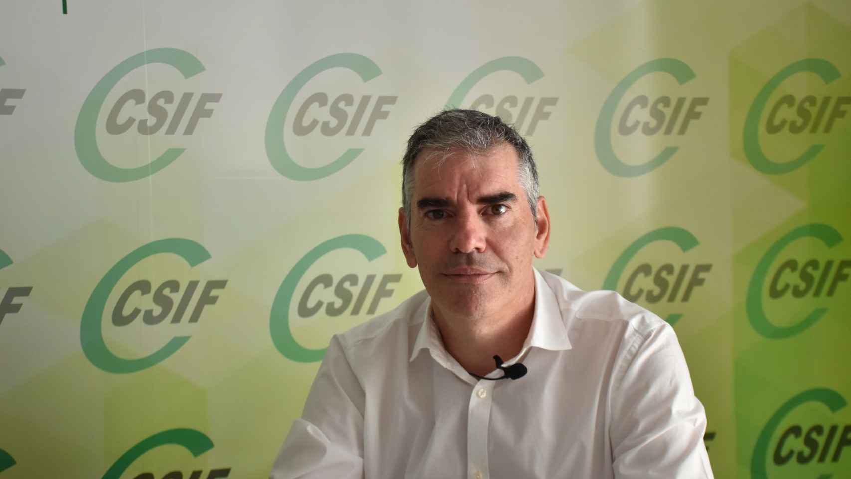 Benjamín Castro en su despacho en CSIF