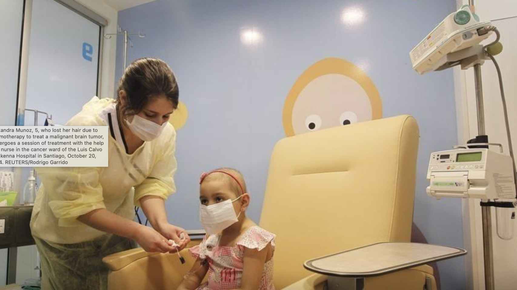 Una niña de cinco años durante una sesión de tratamiento contra el cáncer.