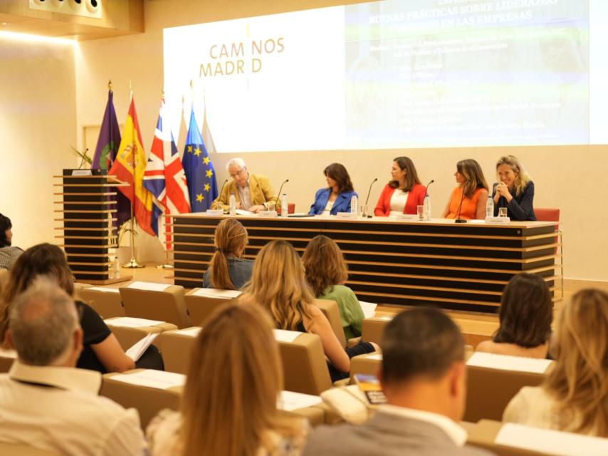 Los participantes en una de las mesas sobre liderazgo femenino.