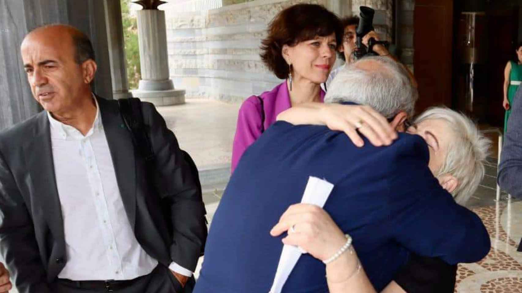 Felisa, la madre de Sara, abrazándose al presidente de la Asamblea, Alberto Castillo, junto a la diputada del PSOE Lara Hernández.