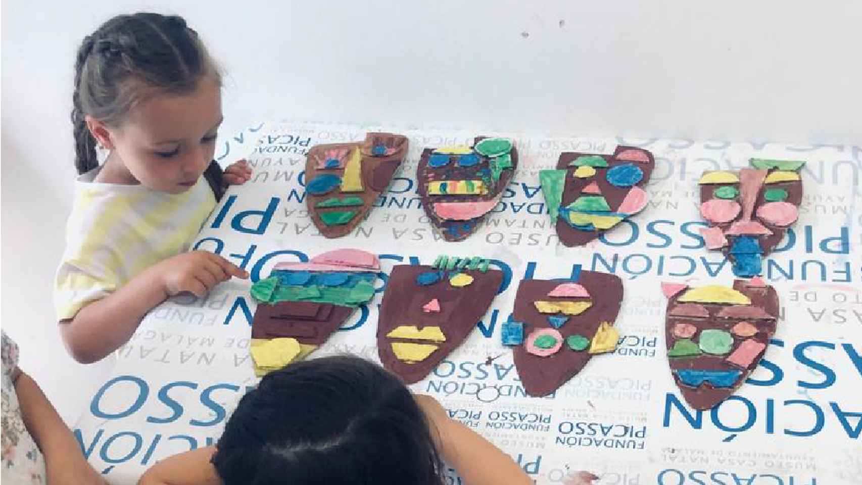 Los niños aprenden de arte con la figura de Picasso en mente.