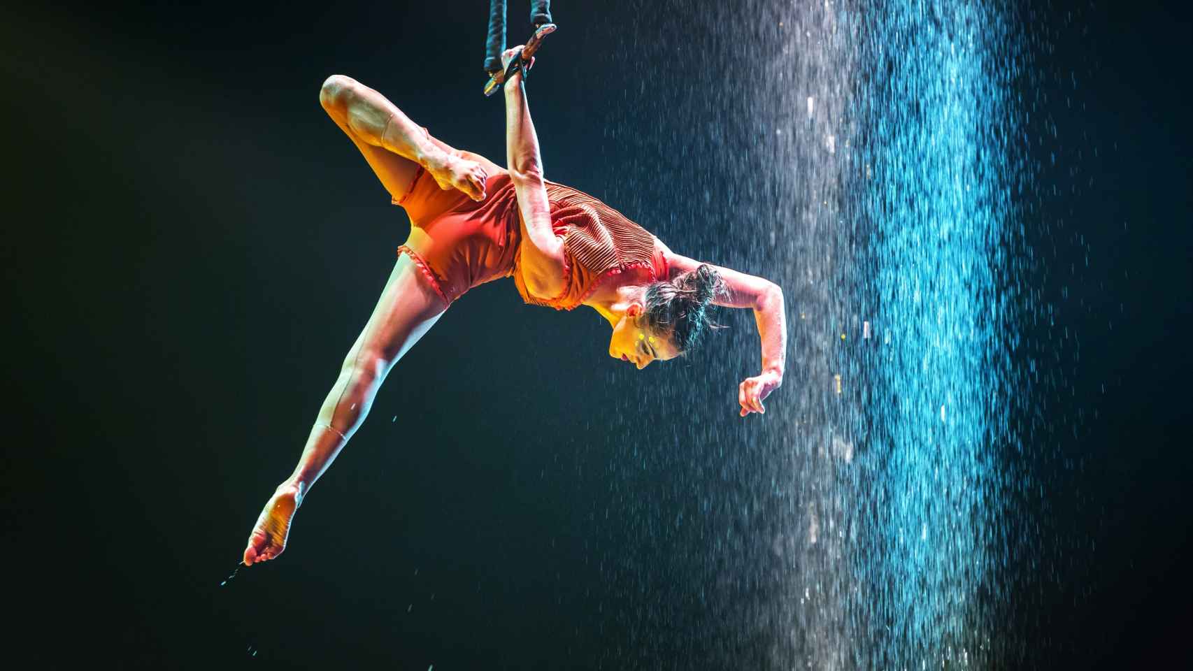 'Luzia' introduce el agua en varias de las acrobacias que ejecutarán sus artistas en Alicante.