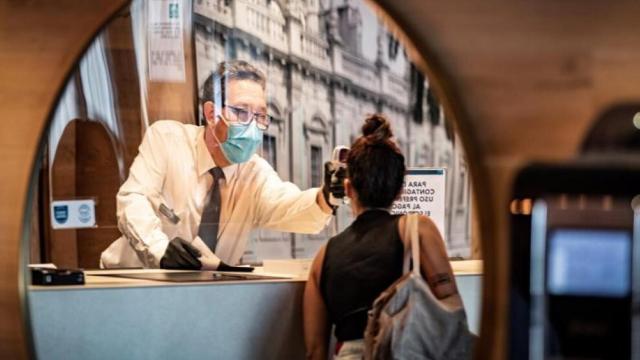 Un empleado de un hotel con mascarilla, en imagen de archivo.