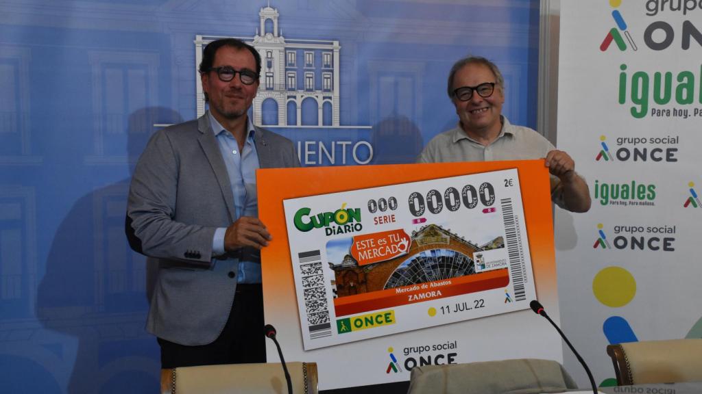 El concejal de Turismo y Comercio, Christoph Strieder, y el delegado territorial de la ONCE en Castilla y León, Ismael Pérez Blanco, han presentado este cupón esta misma mañana