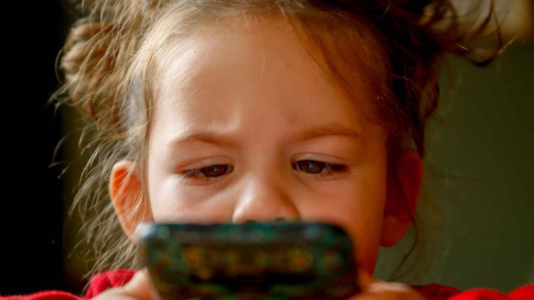 Distraer con el móvil a los niños para que coman es contraproducente.