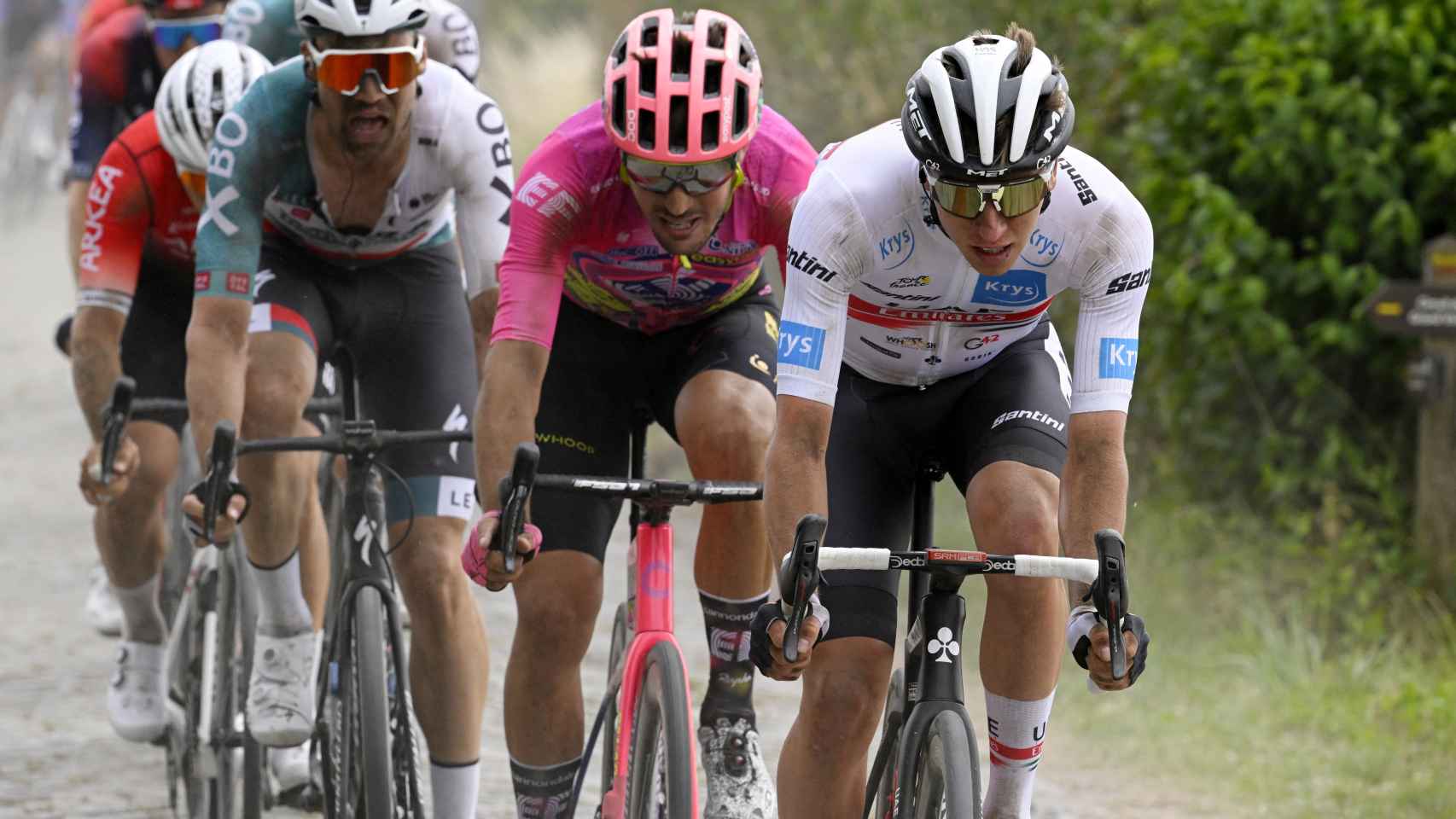 Tadej Pogacar, atacando en el pavé del Tour de Francia