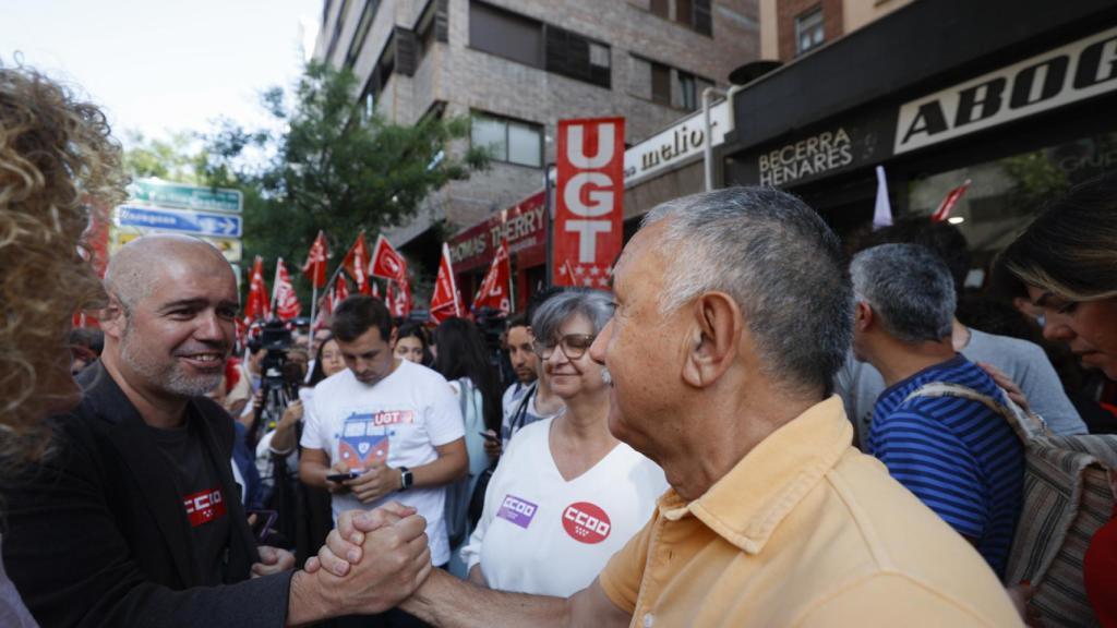 El secretario general de la UGT, Pepe Álvarez (d), saluda al secretario general de la CCOO, Unai Sordo