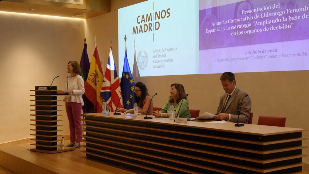 Inicio del evento con la decana del Colegio de Ingenieros y el embajador inglés.