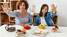 Dos mujeres en el desayuno haciendo un gesto de negación.
