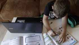 Un niño haciendo deberes en casa.