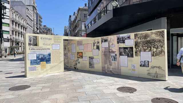 Exposición sobre la casa de Rosalía en la farola de Urzaiz, en Vigo.