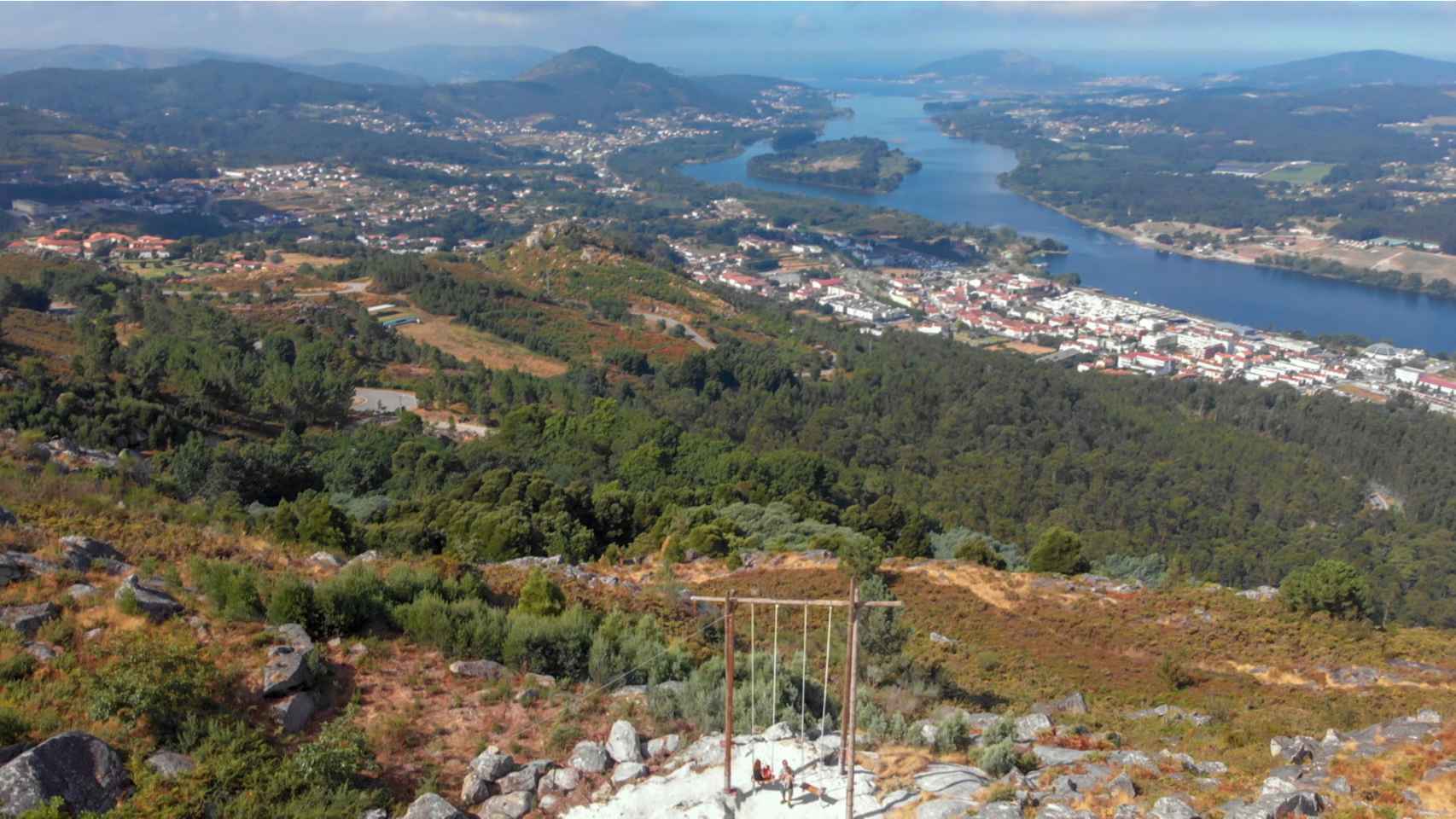 Alto do Cervo, con el columpio ‘Cerlove’ y el río Miño de fondo.