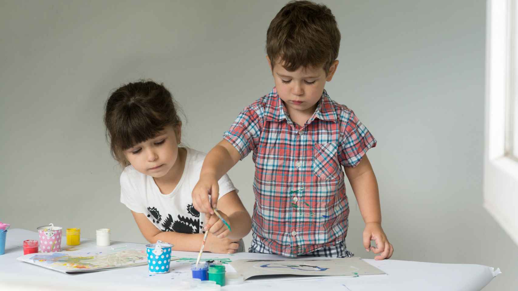 Niños pintando en una foto de archivo.