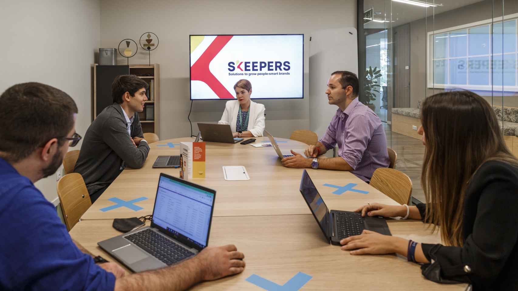 Parte del equipo de la startup Skeepers durante una sesión de trabajo.