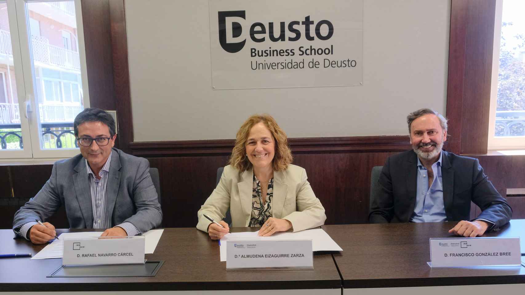 De izquierda a derecha; Rafael Navarro, socio cofundador de Inndux; Almudena Eizaguirre, directora general de Deusto Business School, y Francisco González Bree, CEO de Inndux.