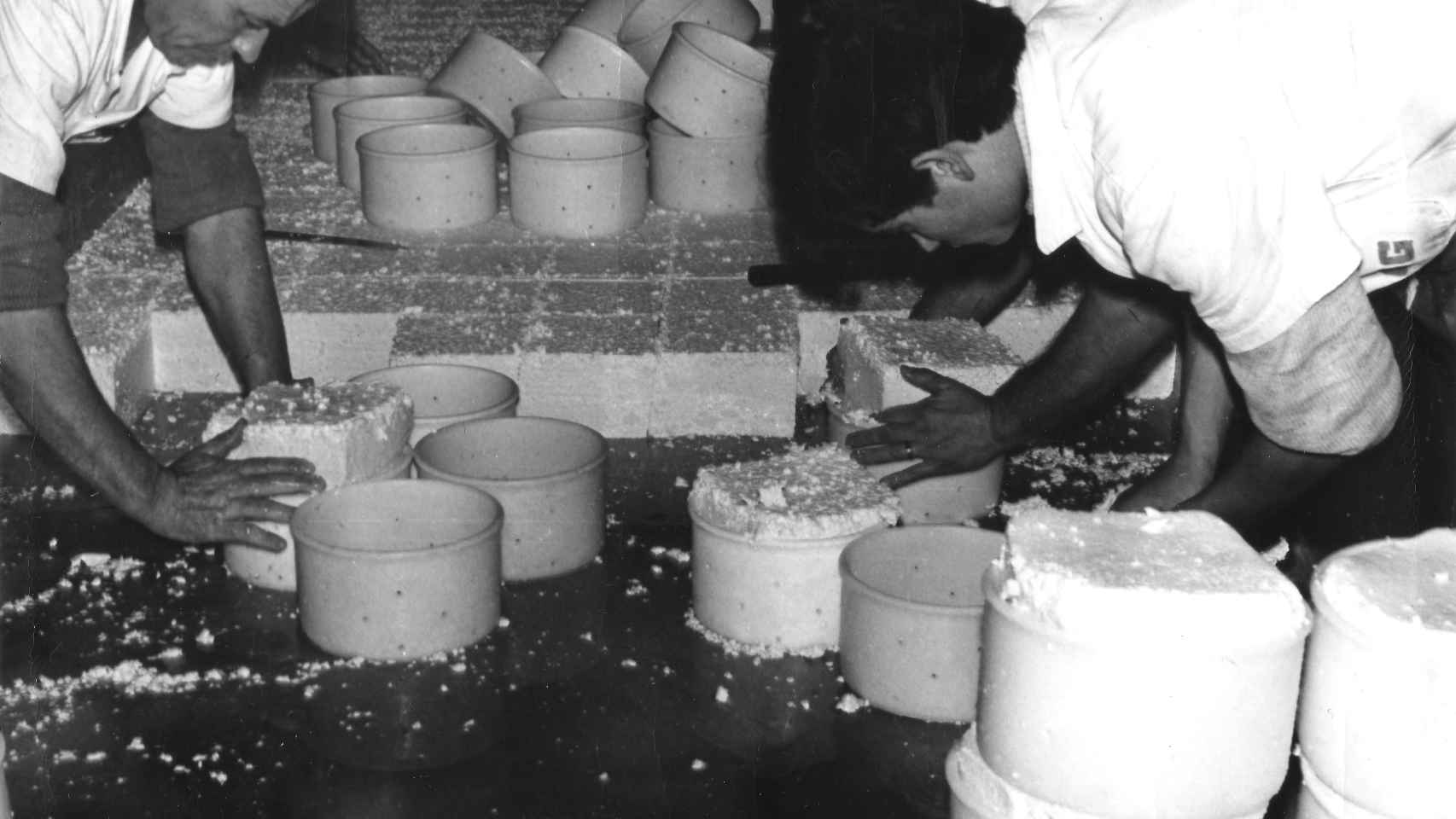 Imagen antigua de la fabricación de quesos. Fotografía cedida por Lactalis