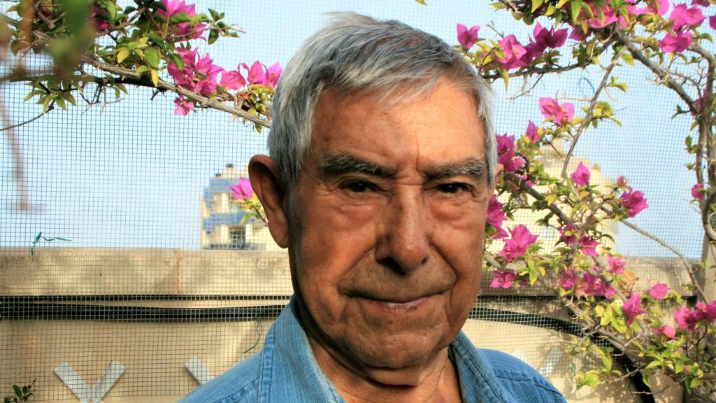 El antiguo guerrillero antifranquista Francisco Martínez López, El Quico, en la terraza del piso donde vive en El Campello (Alicante).