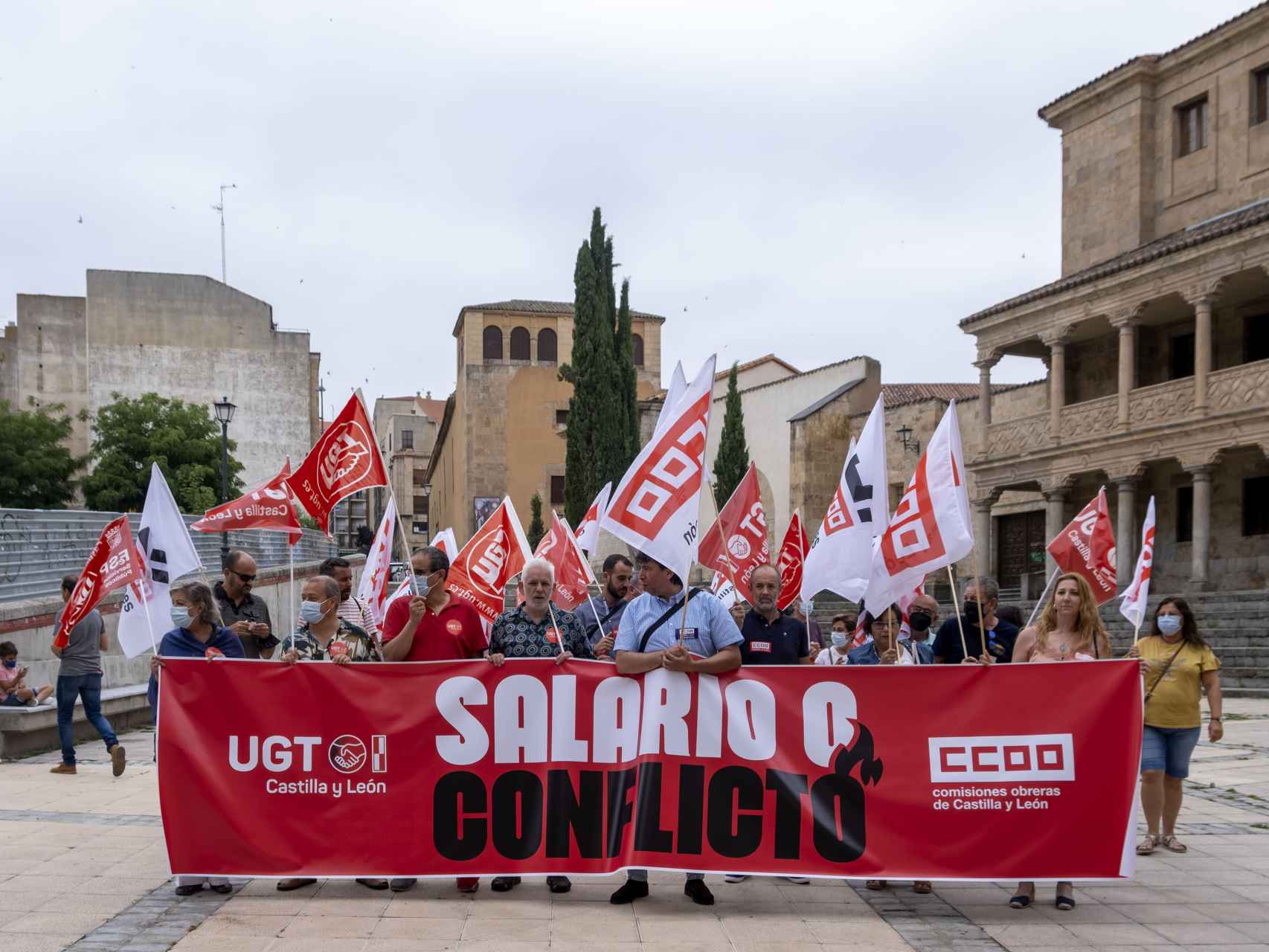Protesta de UGT y CCOO en Salamanca para exigir subidas salariales, este miércoles.