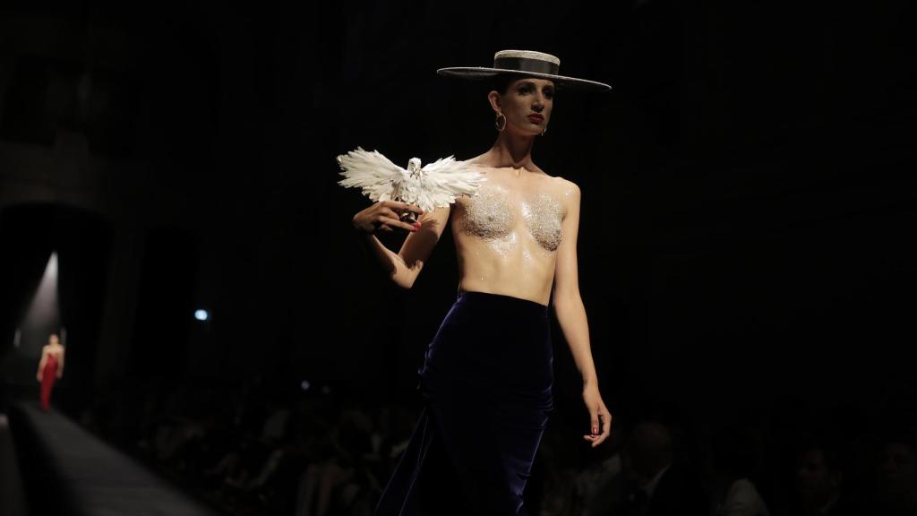 Una modelo con uno de los diseños de Schiaparelli.