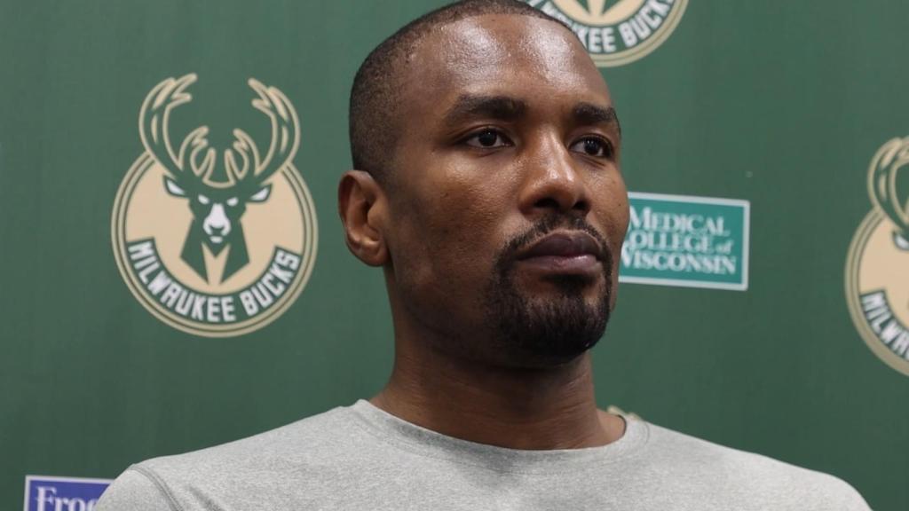 Serge Ibaka durante un acto con los Milwaukee Bucks