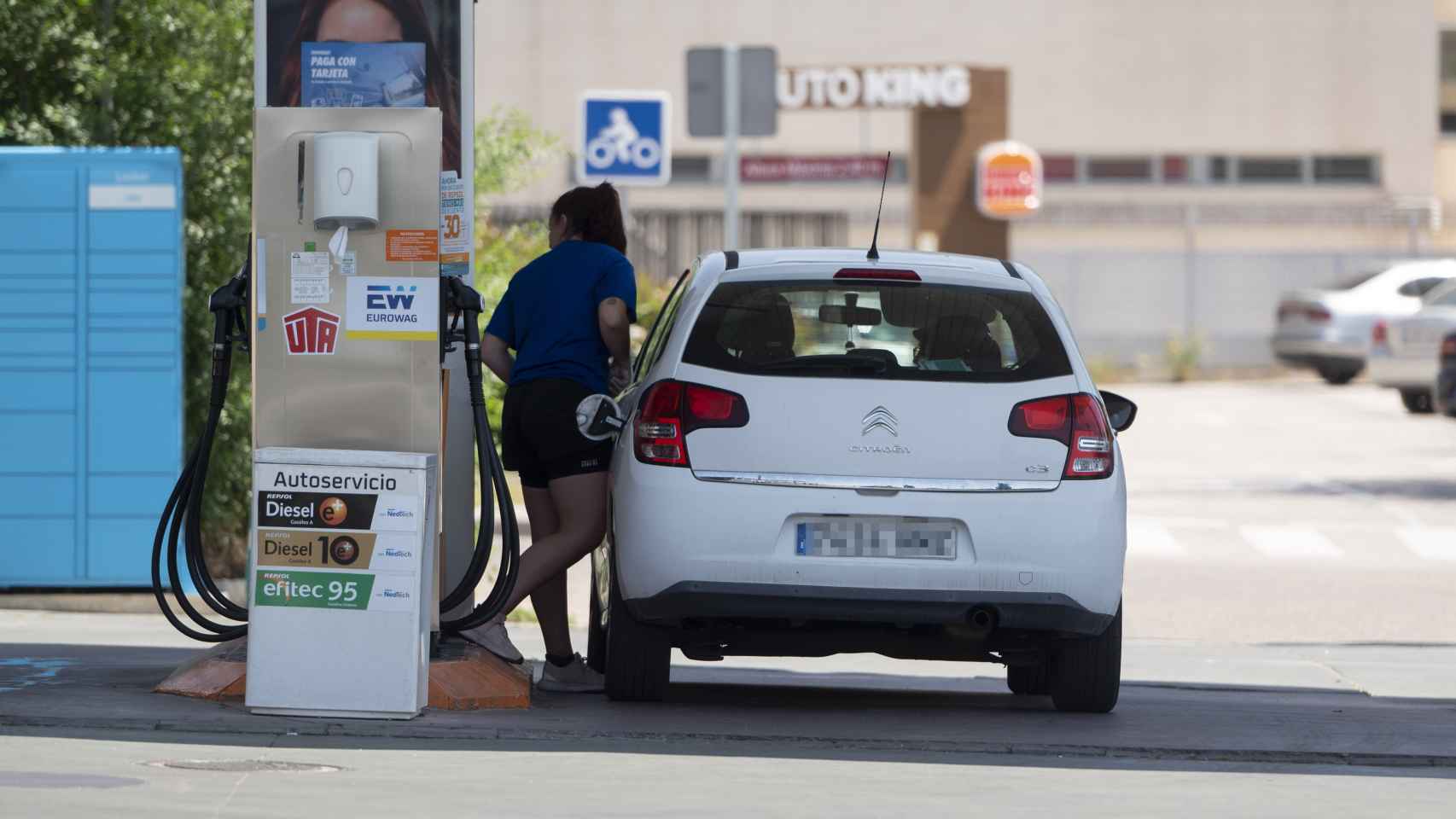 Una mujer reposta en una gasolinera en Madrid durante la Operación Salida