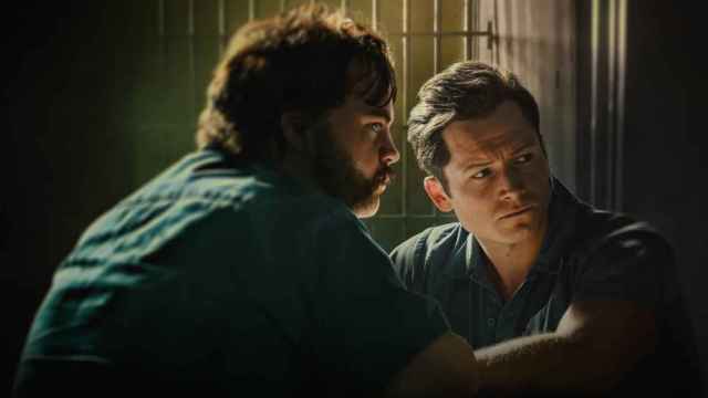 Taron Egerton y Paul Walter Hauser se lucen en la nueva miniserie en clave de drama de prisiones de Apple TV+.