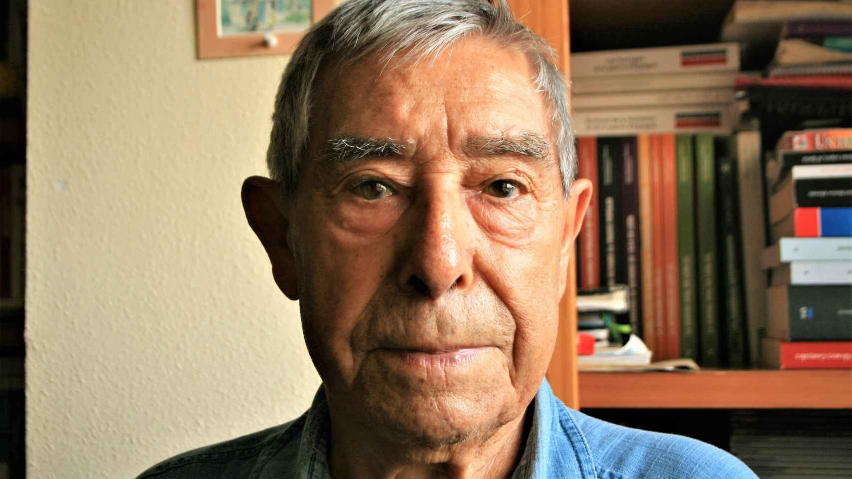 Francisco Martínez López, El Quico, en el salón del piso donde vive en El Campello (Alicante).