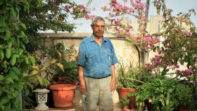 El viejo guerrillero comunista leonés Francisco Martínez, El Quico, de casi 97 años, en la terraza de su piso en El Campello (Alicante).