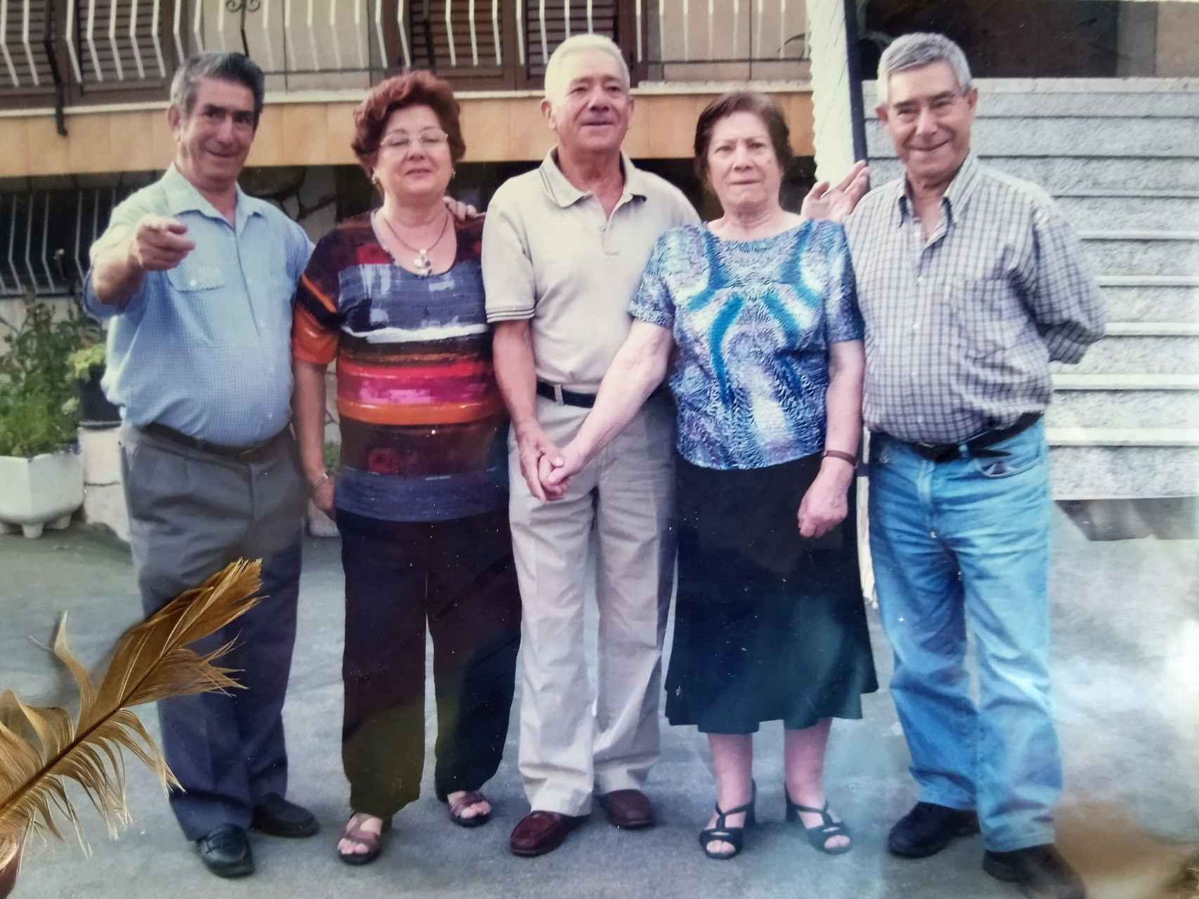 Francisco Martínez López, a la izquierda, con sus hermanos, entre ellos Antonio, en el centro, que fue torturado dos veces.