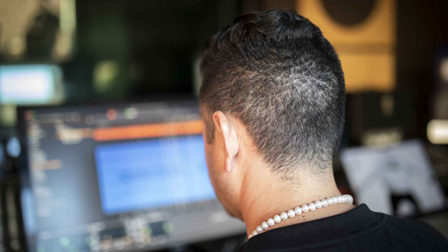El productor Manu Lara trabajando en su estudio.