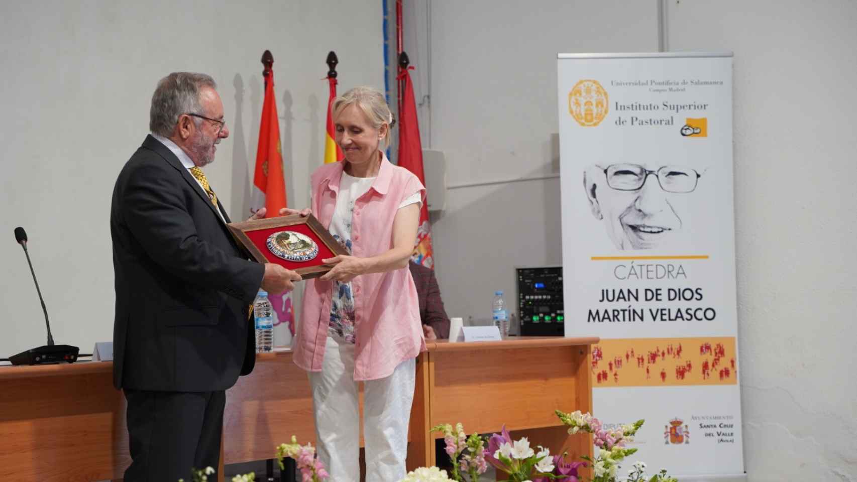 La rectora de la UPSA recibe la medalla de oro