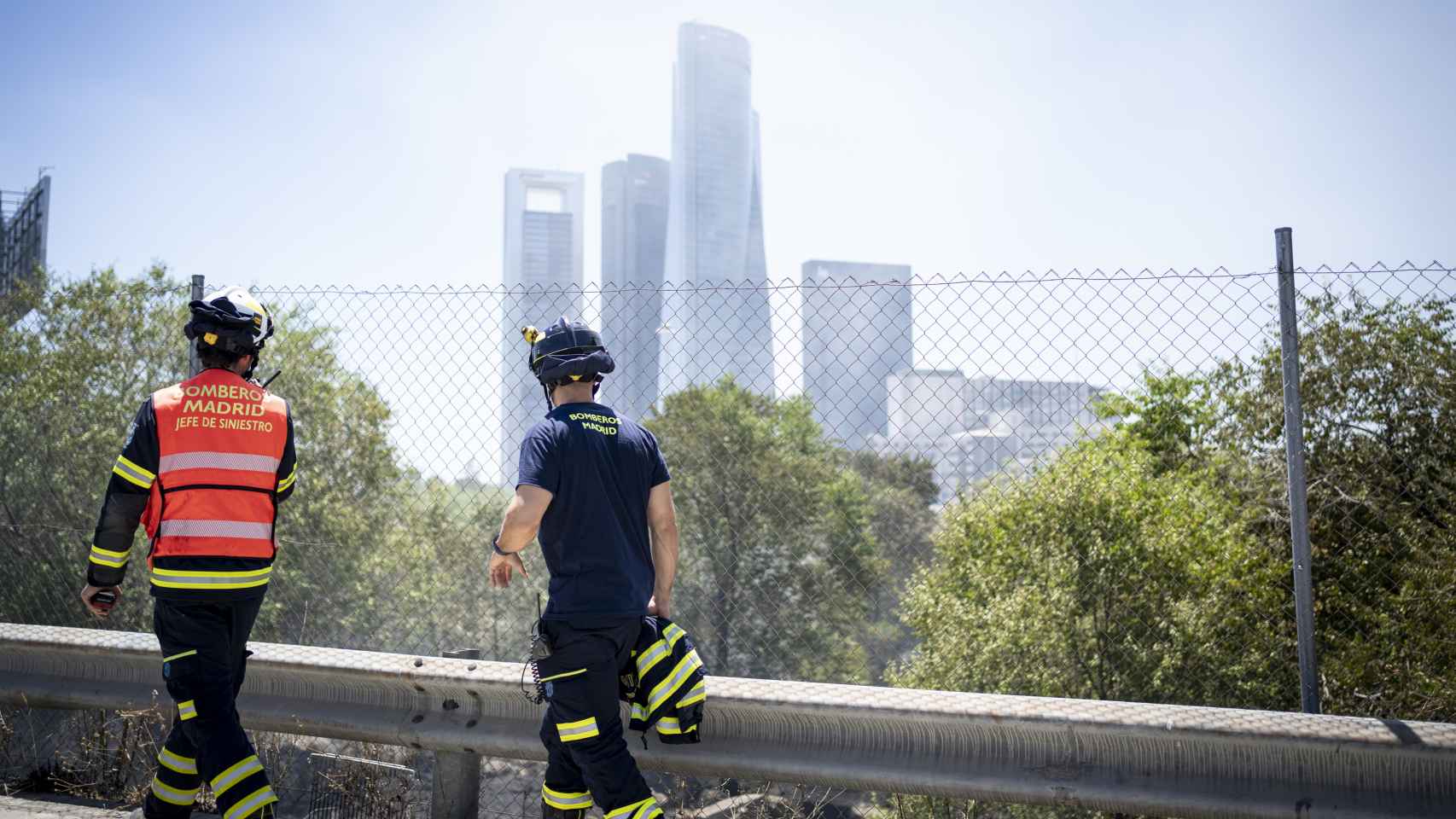 Dos bomberos que han participado en el operativo para sofocar las llamas del incendio de Madrid.