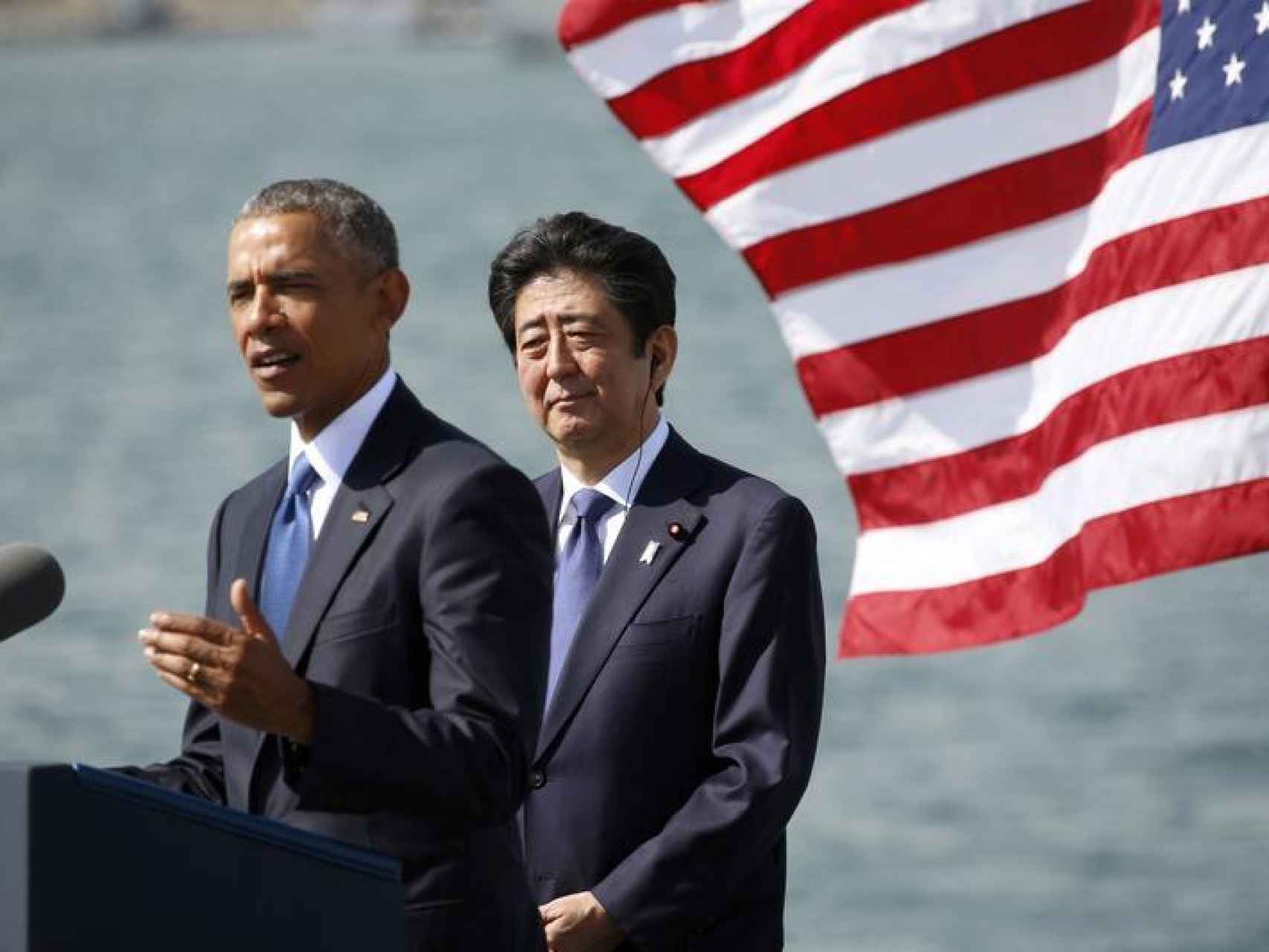 Shinzo Abe, con Barack Obama en un homenaje a los caídos de Pearl Harbor.