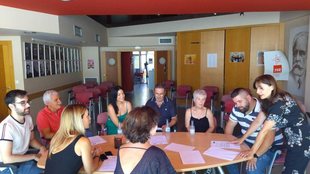 La diputada Marisol Sánchez junto a los familiares de Sara y otros miembros del PSOE, en la Casa del Pueblo de Alcantarilla, estudiando el contenido de la PNL.