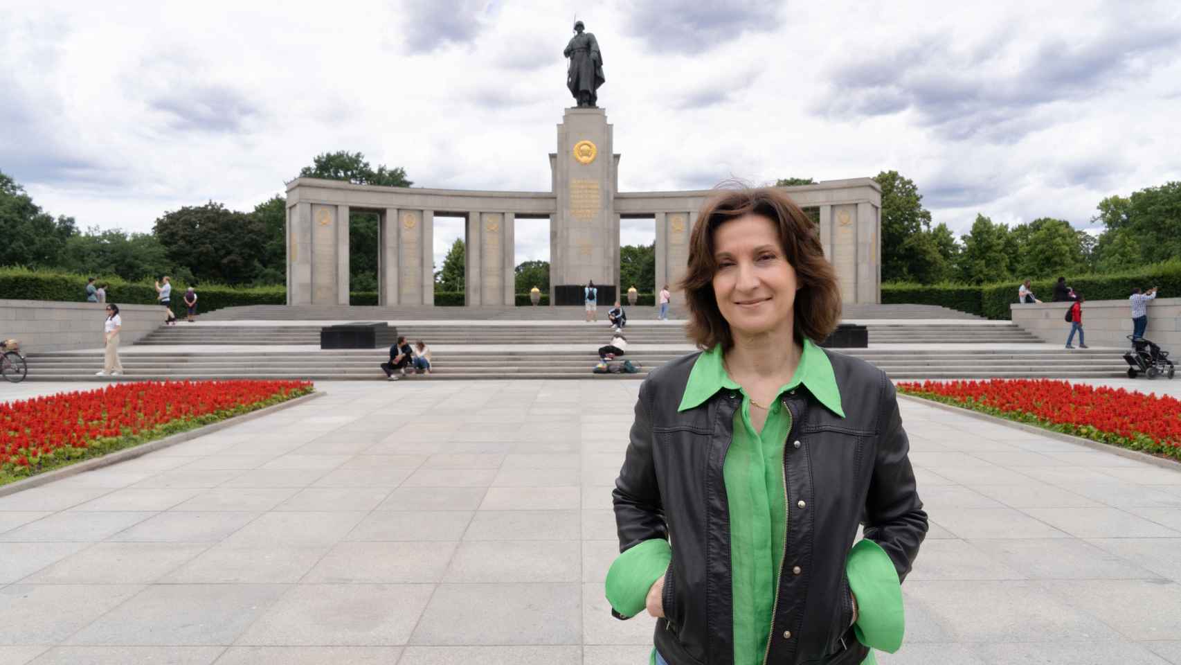 Paloma Sánchez-Garnica delante del monumento de Guerra Soviético.