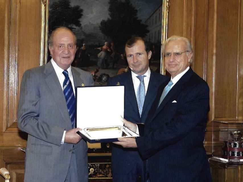 Jorge de Esteban recibe una condecoración de manos de Juan Carlos I.