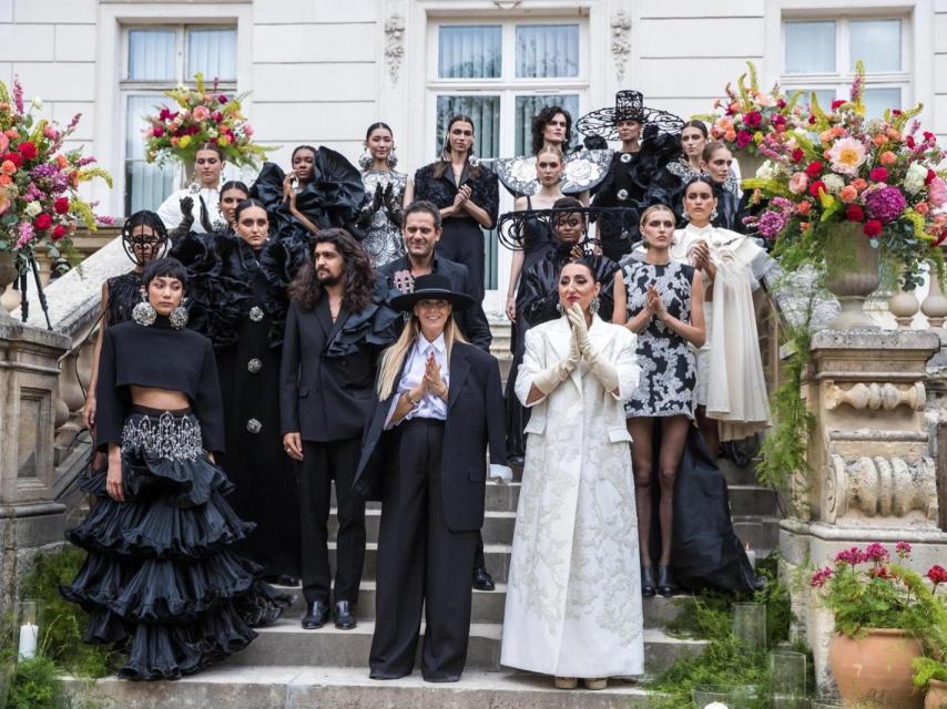 Juana Martín y Rossy de palma, junto a las modelos del desfile de la diseñadora cordobesa.