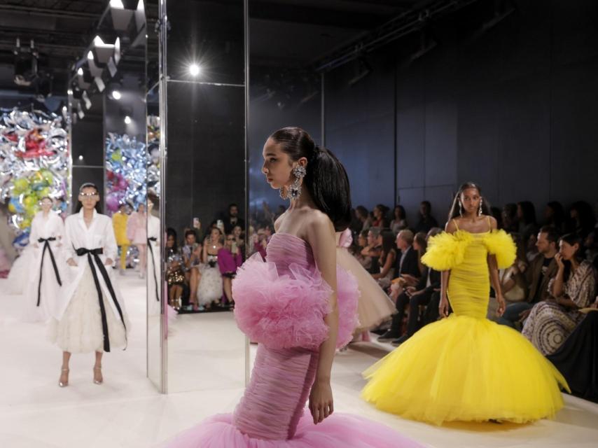 Otro momento del desfile de Giambattista Valli.