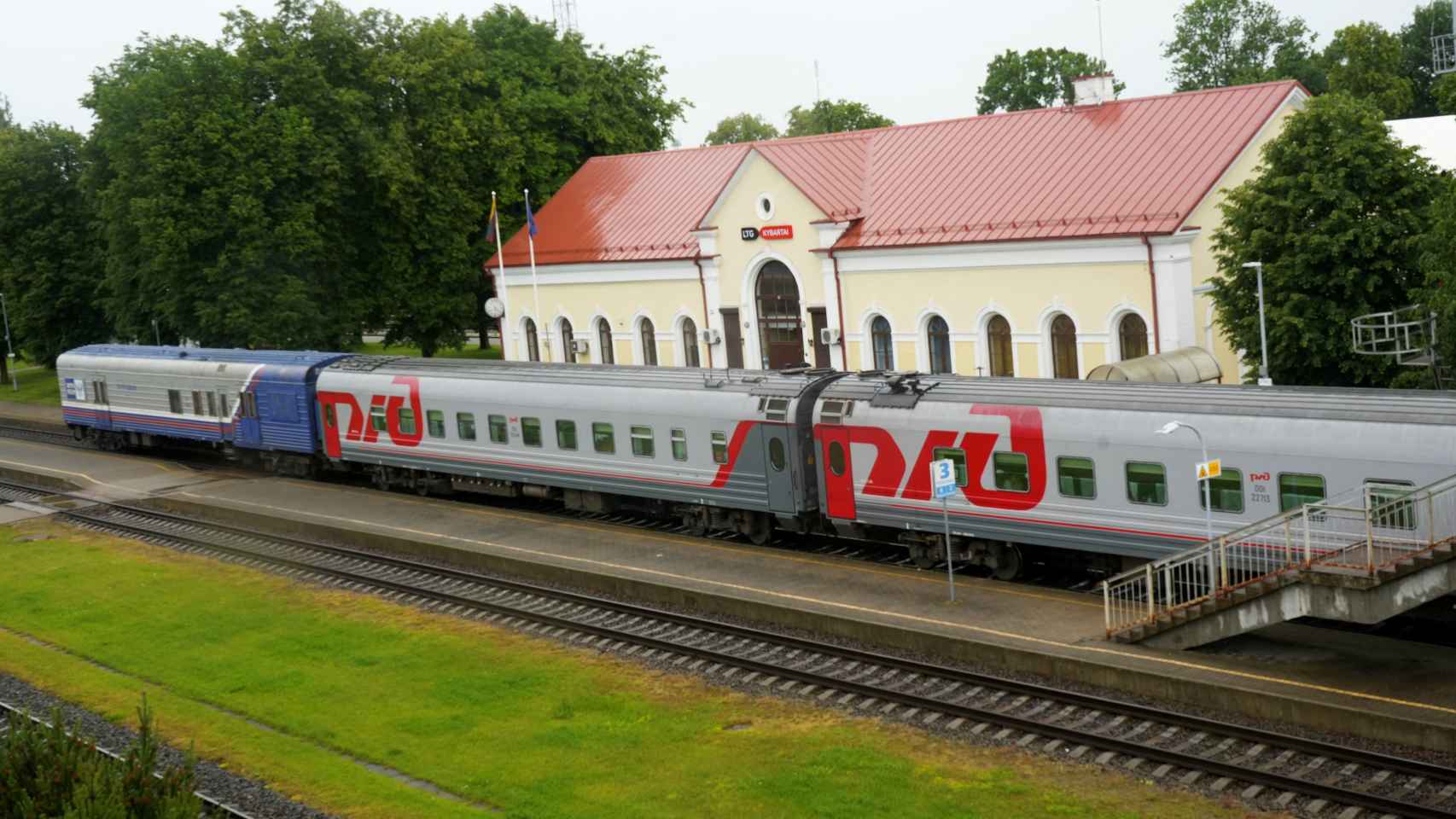Un tren de pasajeros entre Kaliningrado y Moscú llega a la estación fronteriza lituana de Kybartai, el 21 de junio de 2022.