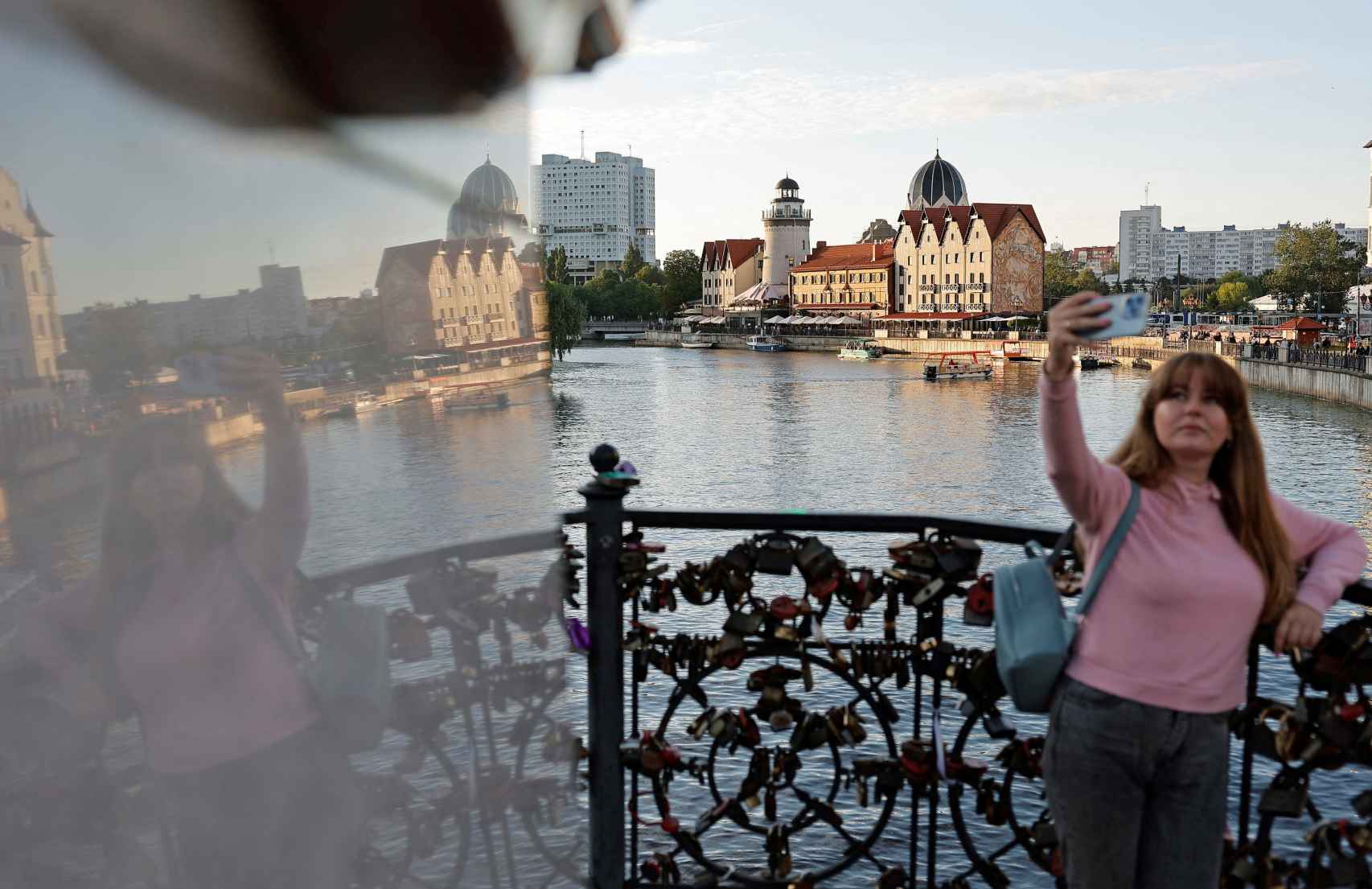 Una mujer se retrata junto al río Pregolya, en la ciudad portuaria rusa de Kaliningrado, en junio.