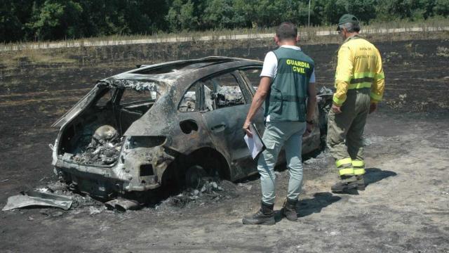 Estado en el que quedó el vehículo calcinado en Valdeavellano de Tera