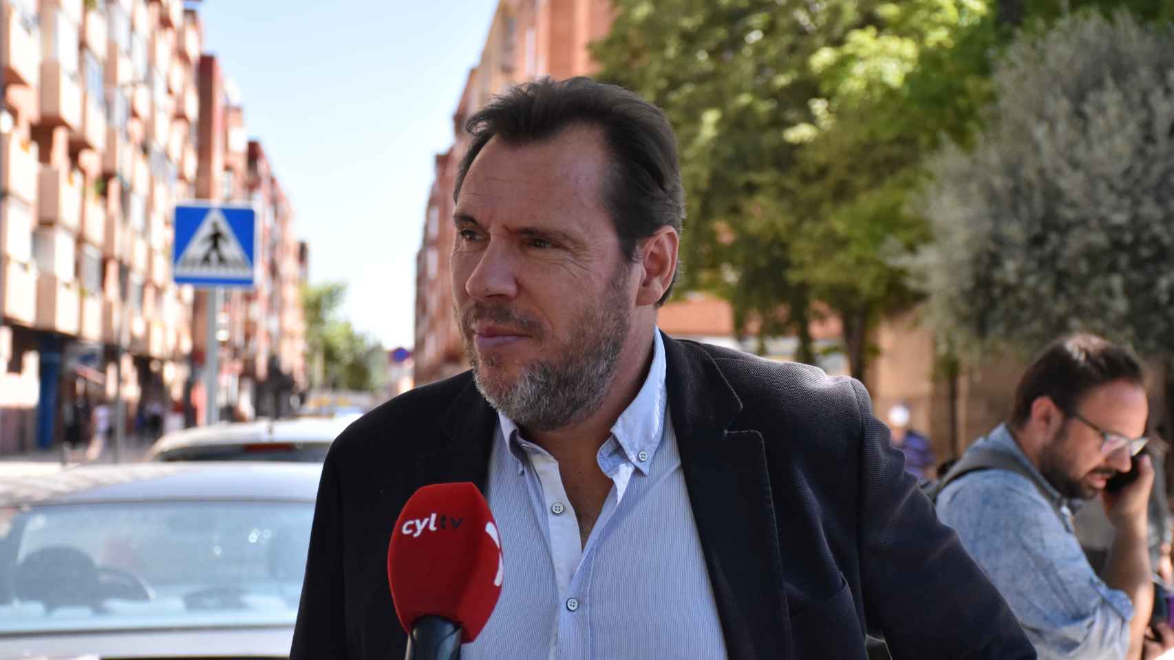 El alcalde de Valladolid, Óscar Puente, durante la visita de este viernes a las obras de la calle de El Carmen.
