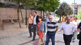 Óscar Puente pasea este viernes junto a Luis Vélez y María Sánchez por la recién reformada calle de El Carmen
