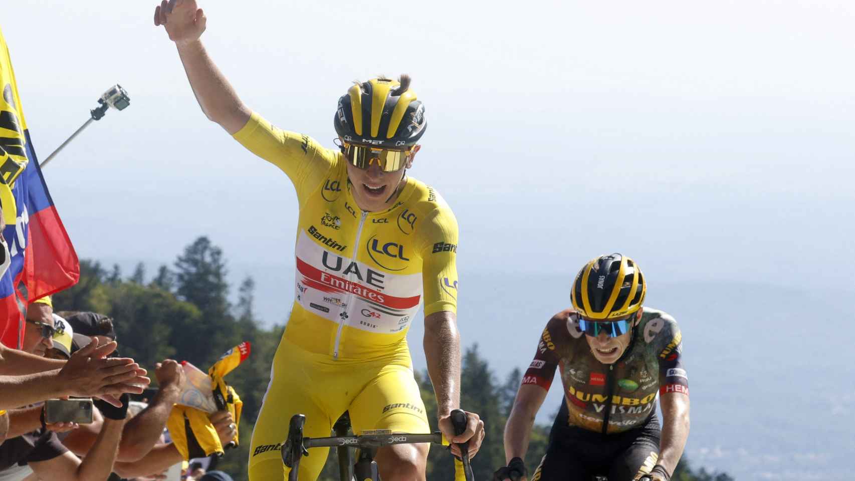 Tadej Pogacar celebra su victoria en la Planche des Belles Filles en el Tour de Francia sobre Jonas Vingegaard