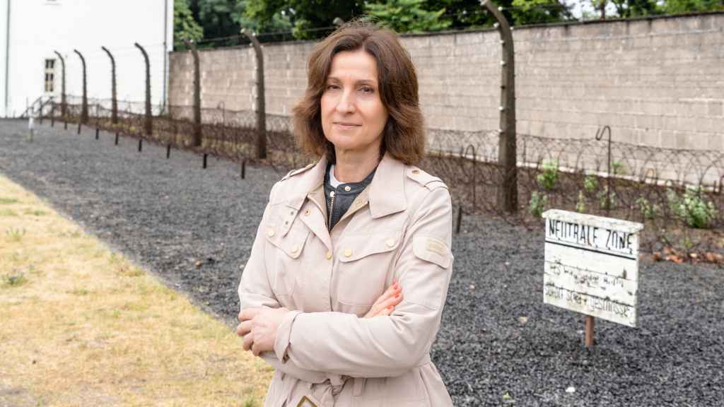 La escritora Paloma Sánchez-Garnica en el campo de concentración de Sachsenhausen. Foto: Carlos Ruiz B.k.