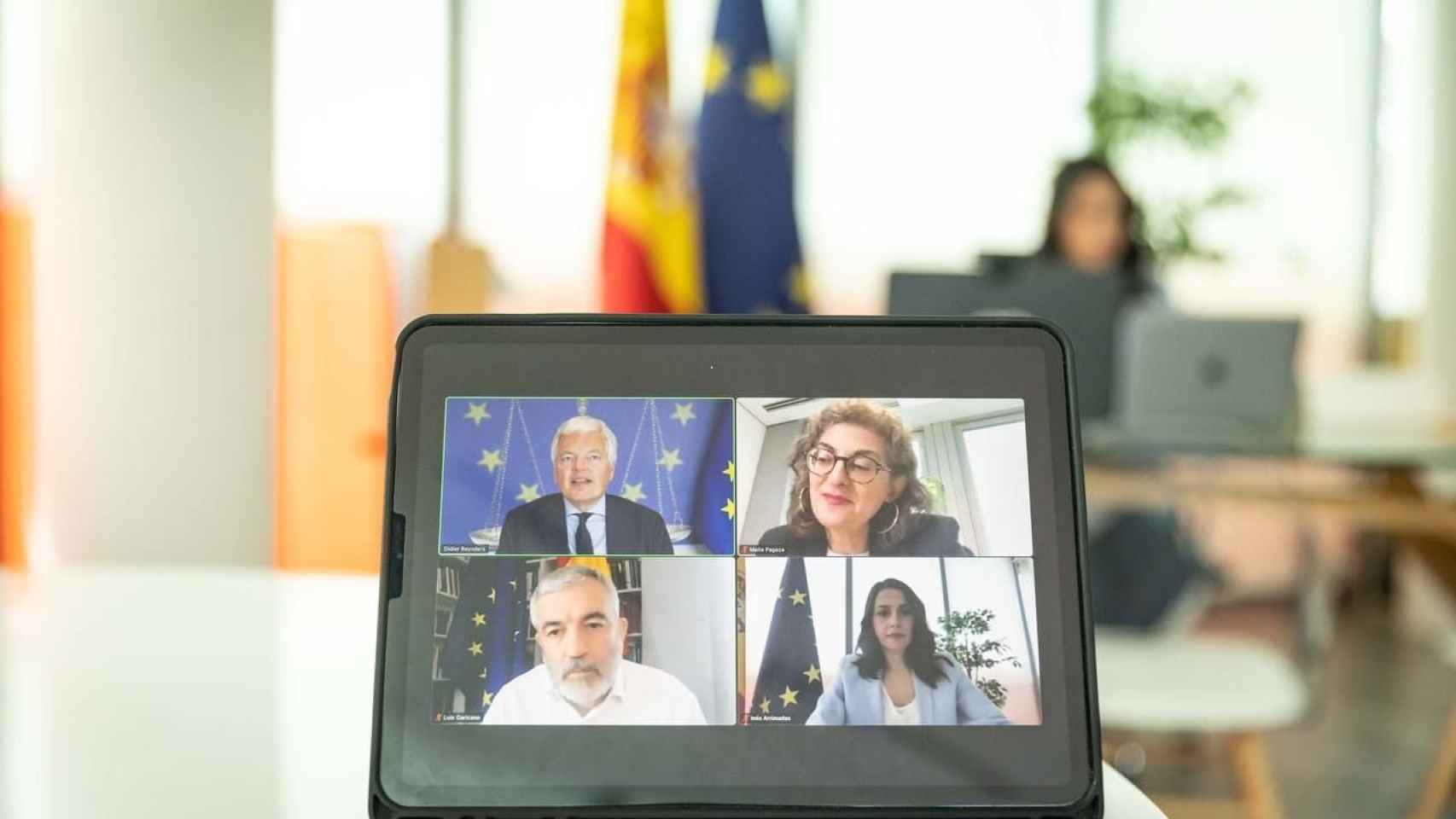 Un monitor en el despacho de Inés Arrimadas muestra al comisario Reynders, reunido con Garicano, Pagaza y la presidenta de Cs.