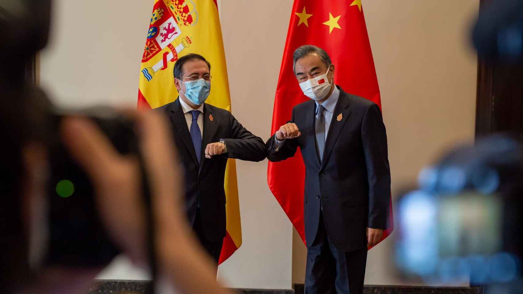 José Manuel Albares, junto al ministro de Exteriores chino, Wang Yi, durante la cumbre ministerial del G-20 en Bali.