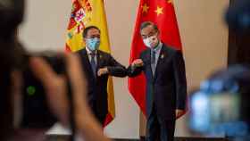 José Manuel Albares, junto al ministro de Exteriores chino, Wang Yi, durante la cumbre del G-20 en Bali.